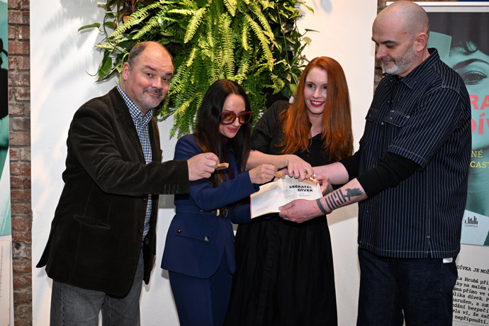 Autor knihy René Decastelo s kmotry svého nejnovějšího knižního počinu.