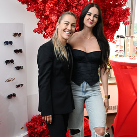 Bára Mlejnková dorazila s kamarádkou. 