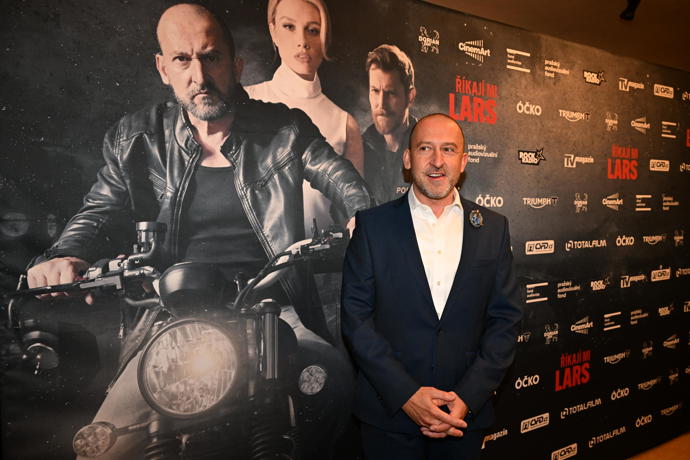 Hofman dorazil sám.