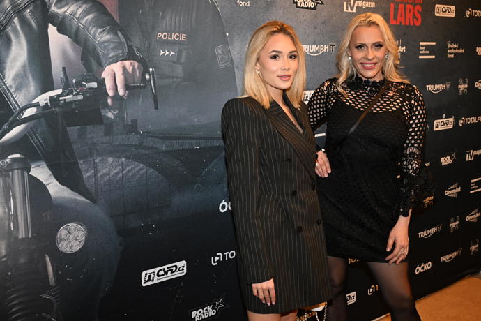 Rika Fane vynesla do Lucerny odvážné krajkové mini.