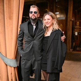 Lenny oblékla černé minišaty doplněné o vysoké černé kozačky a černé sako. 