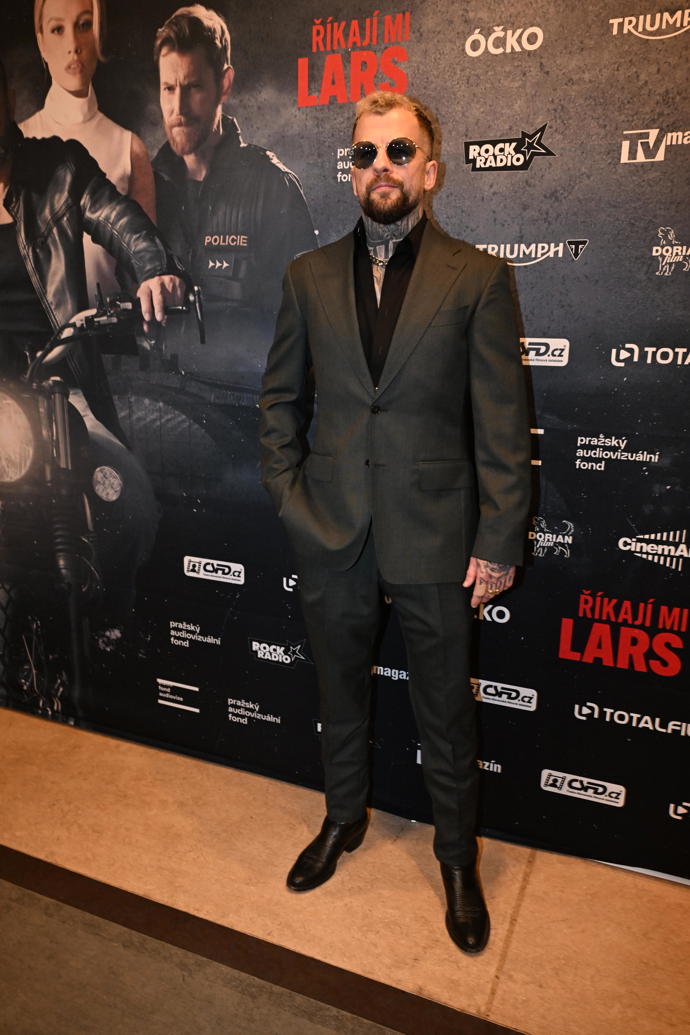 Marpo byl celý v černém.