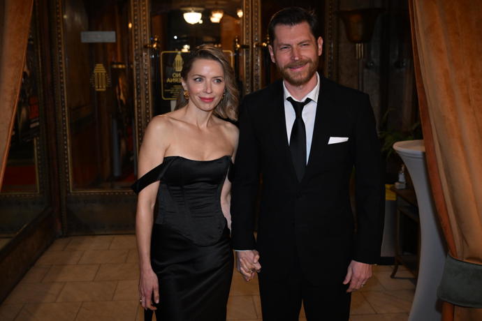 David Švehlík vyvedl elegantní doprovod a něžně se držel za ruku.