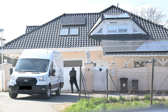 Stěhováni úřadují u Lely a Karlose doma.