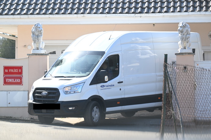 Stěhováni úřadují u Lely a Karlose doma.