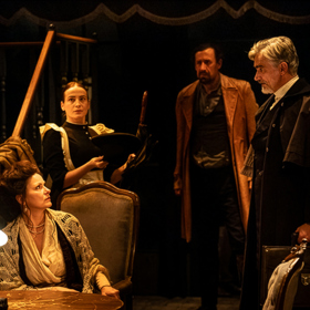 Snímek z inscenace Přízraky z Dejvického divadla.