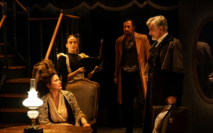 Snímek z inscenace Přízraky z Dejvického divadla.