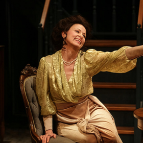 Snímek z inscenace Přízraky z Dejvického divadla.