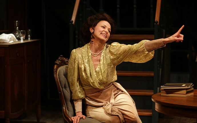 Snímek z inscenace Přízraky z Dejvického divadla.