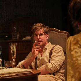 Snímek z inscenace Přízraky z Dejvického divadla.