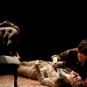 Snímek z inscenace Přízraky z Dejvického divadla.