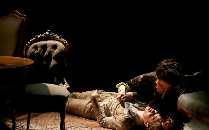 Snímek z inscenace Přízraky z Dejvického divadla.