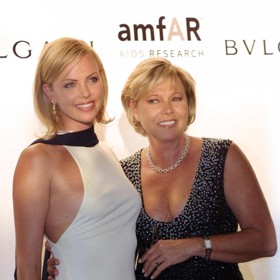 Gerda (na snímku s dcerou) musela roky snášet násilí ze strany svého manžela Charlese, který holdoval alkoholu.