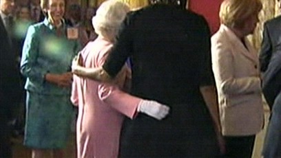 FOTO: Michelle Obama v roce 2009 během státní návštěvy Velké Británie porušila královský protokol, když královně Alžbětě II. položila ruku na záda. Panovnice jí její vřelé gesto oplatila.