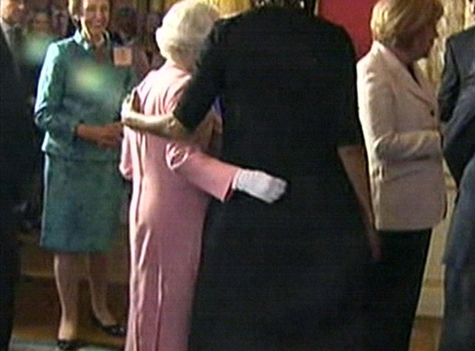 Michelle Obama v roce 2009 během státní návštěvy Velké Británie porušila královský protokol, když královně Alžbětě II. položila ruku na záda. Panovnice jí její vřelé gesto oplatila. 