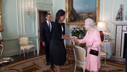 FOTO: Někdejší první dáma USA Michelle Obama se během státní návštěvy Velké Británie sblížila s královnou Alžbětou II.