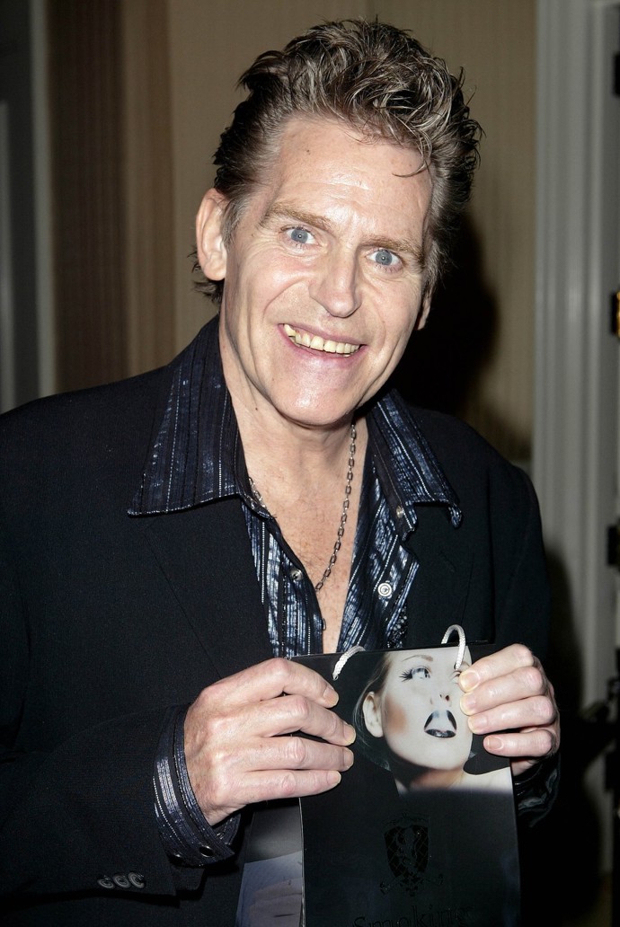 Kvůli němu se stal závislým na lécích proti bolesti a v 60 letech pak zemřel na zápal plic. Na snímku z roku 2009, tehdy dva roky před smrtí.