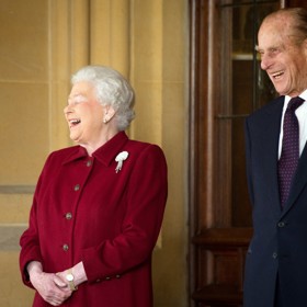 Královna sice Philipovi vyčítala zvyk odejít bez rozloučení, na druhé straně si s ním užila spoustu legrace, jak dokládají snímky napříč desetiletími. Takhle se spolu zasmáli při návštěvě irského prezidenta Michaela D. Higginse na windsorském hradě roku 2014.