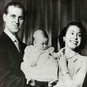 Chvíle štěstí z roku 1949. Královna nedlouho předtím přivedla na svět prvního společného potomka, prince Charlese. A Philip nemohl být hrdějším otcem.