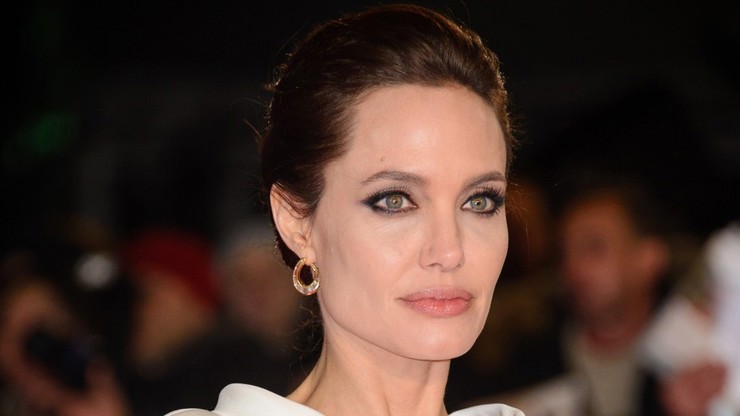 Angelina Jolie ráda nosí elegantní šaty.