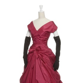 Jeden z archivních modelů návrháře Cristóbala Balenciagy, který měnil klasickou krejčovinu a pracoval s materiály i jinak. Balónové střihy byly jeho doménou a i tento model mohl být inspirací pro tvorbu šatů pro film Ďábel nosí Pradu 2. 
