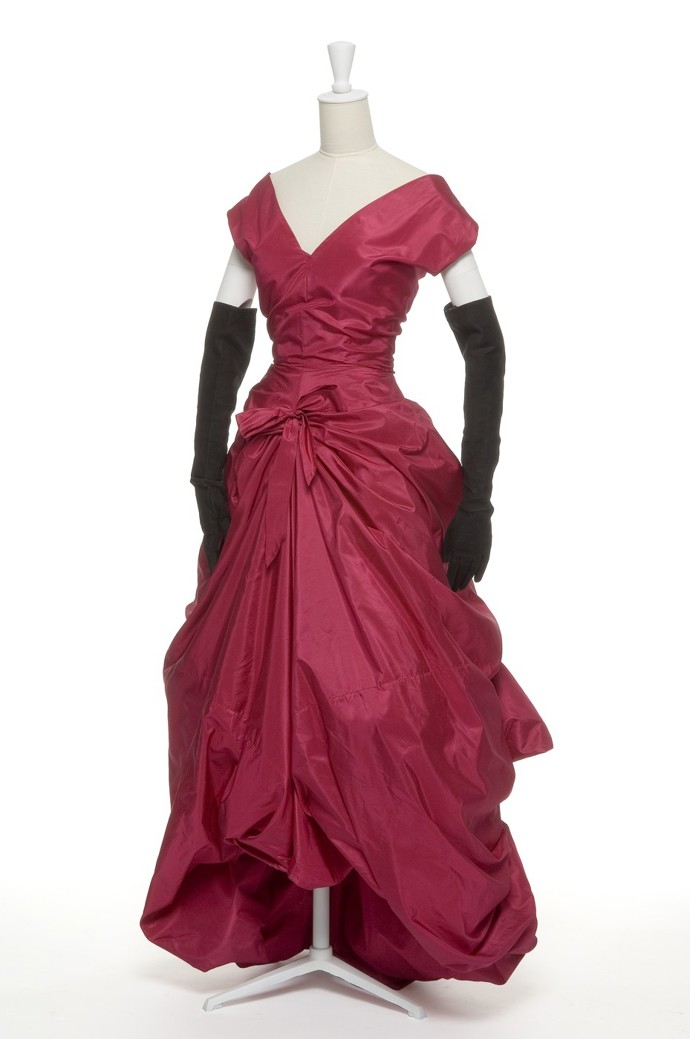 Jeden z archivních modelů návrháře Cristóbala Balenciagy, který měnil klasickou krejčovinu a pracoval s materiály i jinak. Balónové střihy byly jeho doménou a i tento model mohl být inspirací pro tvorbu šatů pro film Ďábel nosí Pradu 2. 
