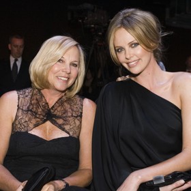 Charlize a Gerda si onen osudný večer vyrazily do kina. Po návratu se rozpoutalo peklo.