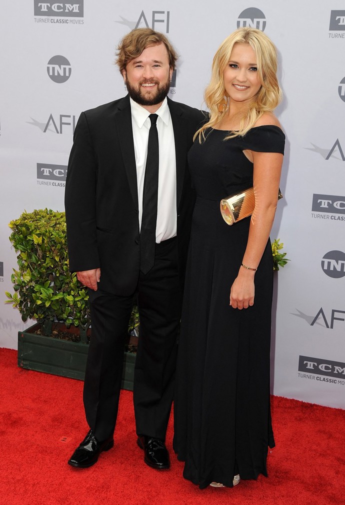 Haley Joel Osment má ovšem i stejně talentovanou sestru Emily, která se prosazuje hlavně v komediích. Zaujala po boku Miley Cyrus v Hannah Montana, Malém Sheldonovi nebo Kominského metodě.