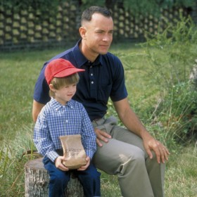 Haley Joel Osment se proslavil hned svou první rolí, když ztvárnil syna Forresta Gumpa ve stejnojmenném filmu. Na snímku s představitelem hlavní role Tomem Hanksem.