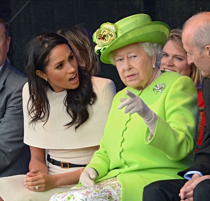 Meghan Markle se učila královský protokol za pochodu. Občas jí to ale ulítlo. 