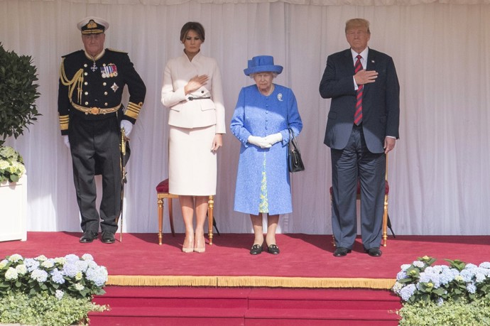 Několika faux pas se dopustil také americký prezident Donald Trump. Na prvním setkání s královnou Alžbětou II. ji nechal 12 minut čekat a poté jí navíc i podal ruku. 