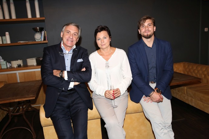 Vzácná archivní fotka z roku 2018 - Jan Čenský s manželkou Danou a synem Matyášem.