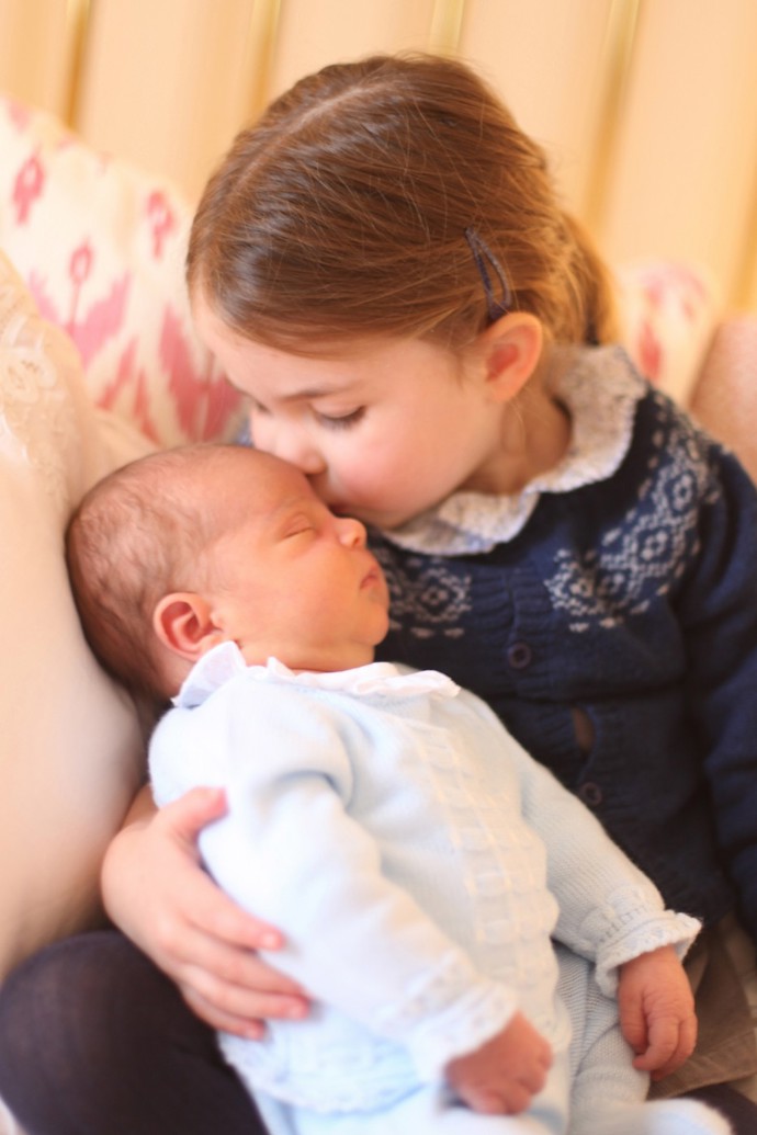 Princezna Charlotte si k mladšímu bráškovi Louisovi dlouho hledala tu správnou cestu. Na společném snímku z roku 2018, kdy se Louis narodil a Charlotte byly tři roky.
