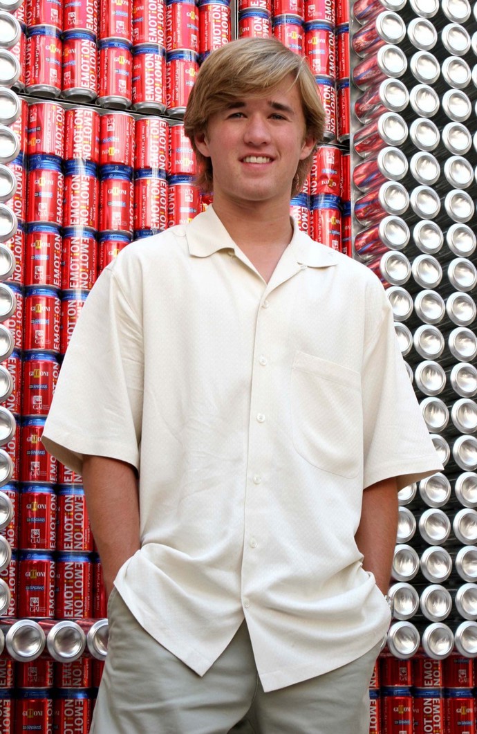 V pubertě Haley Joel Osment trochu ubral plyn, musel se vedle herectví soustředit na studium experimentálního divadla na newyorské univerzitě. V dospělosti pak na sebe upozornil ve snímcích Mroží muž nebo Zlo s lidskou tváří.