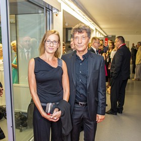 O 15 let mladší Jolana je ředitelkou domova pro seniory. S hercem se objevuje ve společnosti jen velmi sporadicky. Nejčastěji se tak dělo ještě před covidem.