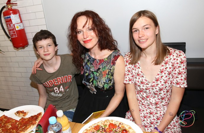 Sára Saudková se synem a dcerou Sárou na archivním snímku z roku 2020. 