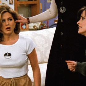 Odvážně do toho v devadesátkách šlápla i Jennifer Aniston při natáčení seriálu Přátelé. Její bradavky a fakt, zda nosí, či nenosí podprsenku se tehdy staly předmětem mnoha diskusí.