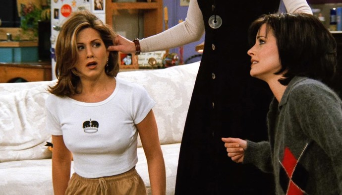 Odvážně do toho v devadesátkách šlápla i Jennifer Aniston při natáčení seriálu Přátelé. Její bradavky a fakt, zda nosí, či nenosí podprsenku se tehdy staly předmětem mnoha diskusí.