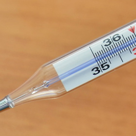 Mnozí si jistě pamatují, jak jim rodiče kladli na srdce, že s teploměrem musí zacházet jako s výbušninou. Pokud by se totiž rozbil, vysypaly by se z něj kuličky jedovaté rtuti.