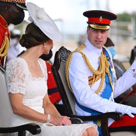 Kate se během ní přiznala, že se jí líbí muži v uniformách.