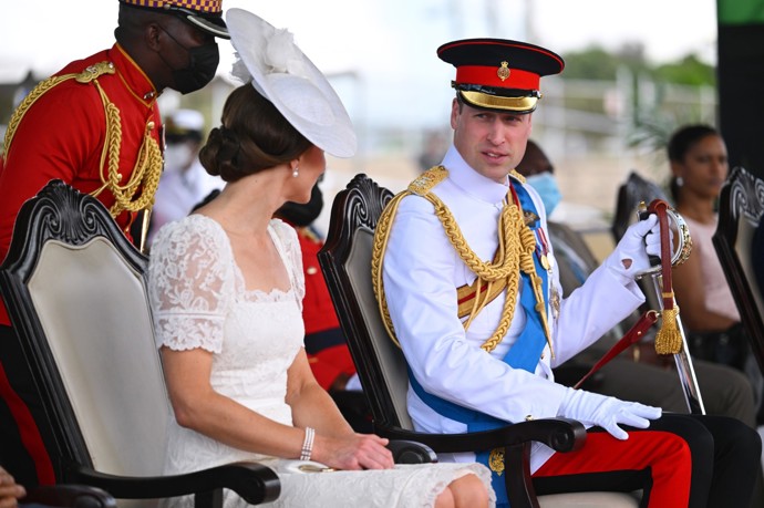 Kate se během ní přiznala, že se jí líbí muži v uniformách.