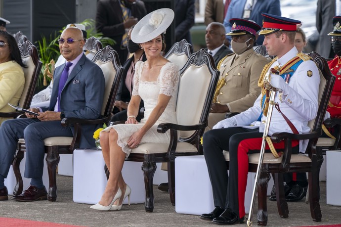 Posléze svého chotě navnadila slovy, že až se vrátí domů, má pro něj připraveného něco milého.