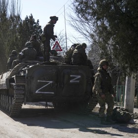 Ukrajinská rozvědka přišla s šokujícím zjištěním, podle kterého se několik ruských vojáků kvůli kritickému nedostatku potravin uchýlilo ke kanibalismu.