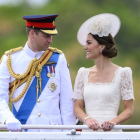 William a Kate absolvovali roku 2022 tour po Karibiku, během níž se stavili i na vojenské přehlídce v jamajském Kingstonu.