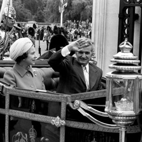 Před rumunským diktátorem Nicolaem Ceaușescem se královna Alžběta II. schovávala ve křoví. Nechtěla s ním mluvit víc, než bylo třeba.