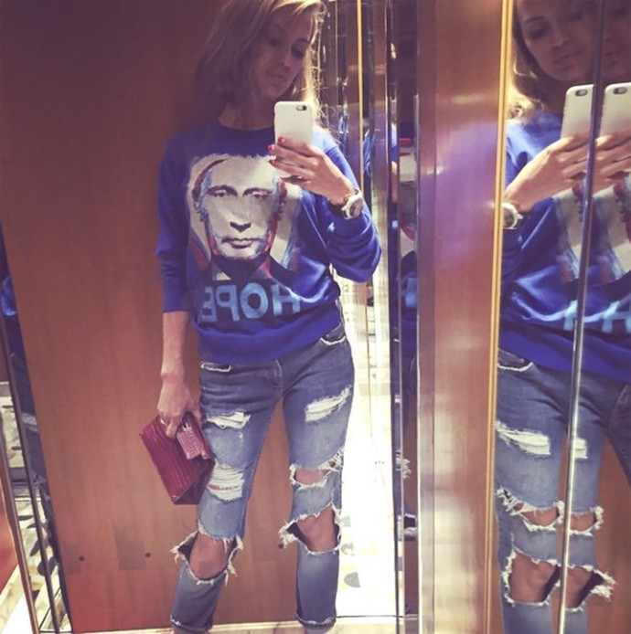 Victoria Bonya dříve nosila oblečení s podobiznou Vladimira Putina.