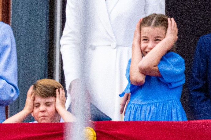Zpočátku se zdálo, že Charlotte bude s Louisem držet basu, co se týče skopičin. Takto se synchronizovali při oslavě královnina platinového jubilea v roce 2022.
