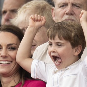 Louis ale umí vrhat i mnohem rošťáčtější úsměvy. Tímto se (trochu neblaze) proslavil při oslavách platinového jubilea královny Alžběty II. v roce 2022.