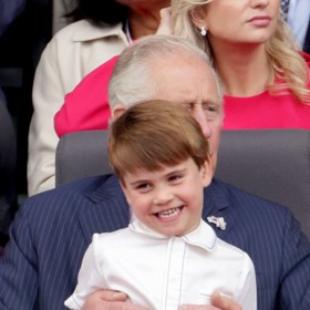 Počkejte, co na vás ještě vymyslím za lumpárnu, jako by Louis říkal úsměvem na klíně dědy Karla.