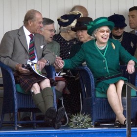 Řekněme, že hry v Braemaru probouzely v královně zvíře. Takto velmi neformálně (a nekrálovsky) pošťouchla v záchvatu smíchu svého chotě v roce 2007.